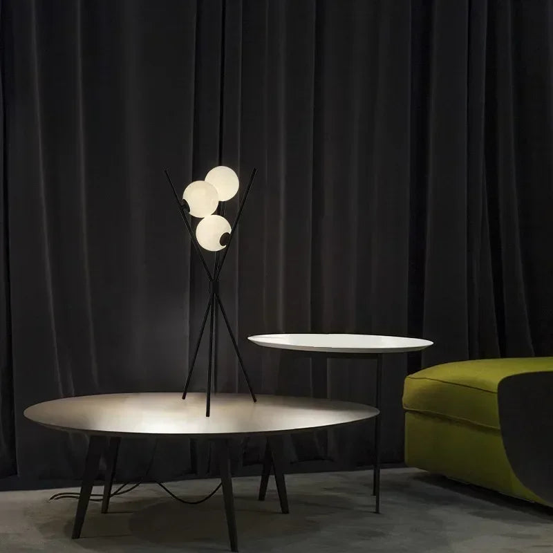 Lampadaire LED boule de verre – Trépied métal noir moderne