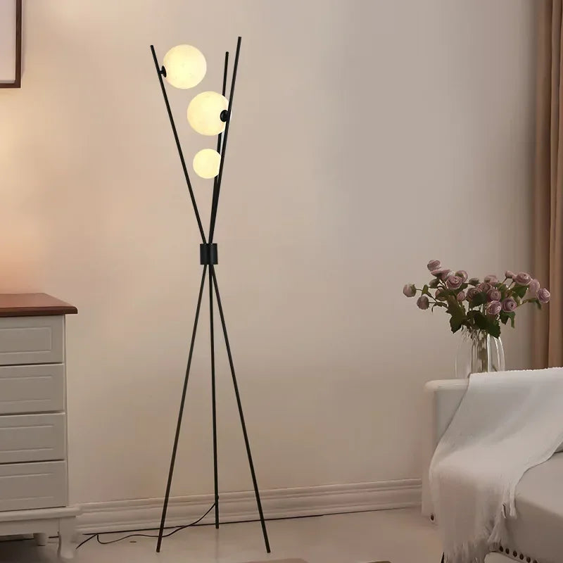 Lampadaire LED boule de verre – Trépied métal noir moderne