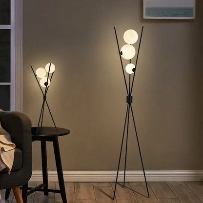 Lampadaire LED boule de verre – Trépied métal noir moderne