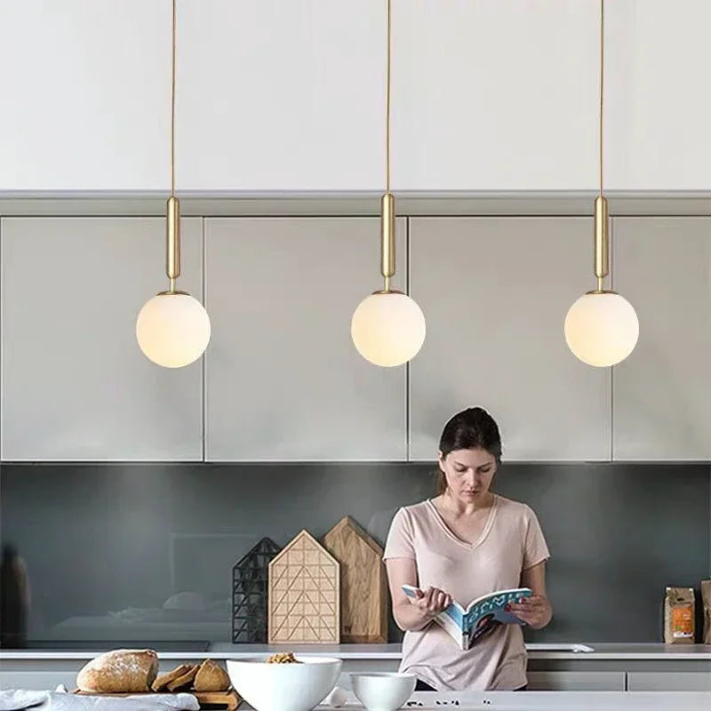 Suspension LED nordique en verre et laiton – Lustre boule moderne