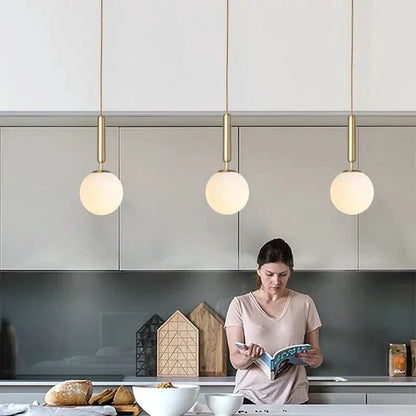 Suspension LED nordique en verre et laiton – Lustre boule moderne